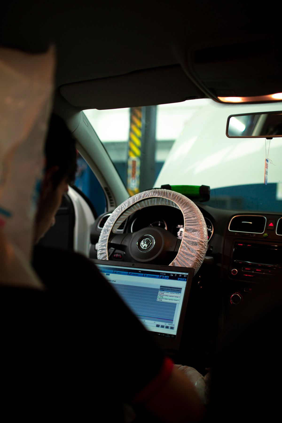 Fahrzeugdiagnose mit einem Laptop im Fahrzeuginnenraum