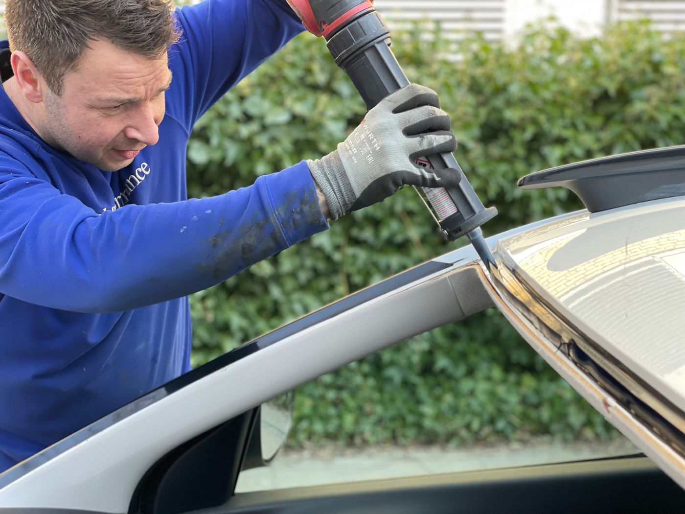 Autoglastechniker arbeitet an einem Fahrzeug